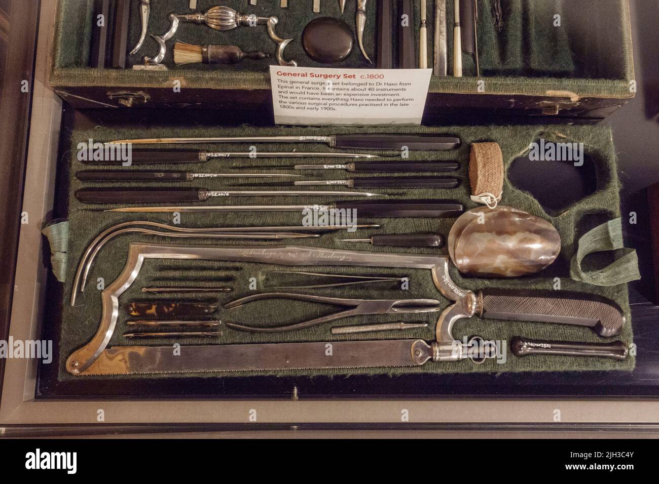 Un set di chirurgia generale pre-victroiese (c 1800) appartenente al Dr. Haxo di Epinal in Francia, esposto al Thackray Museum of Medicine di Leeds, Regno Unito. Foto Stock