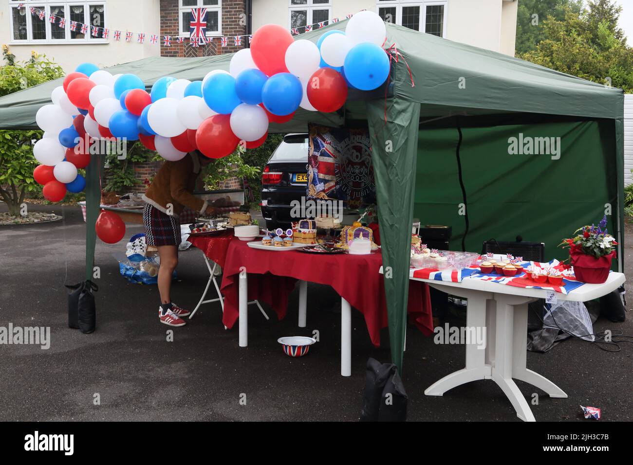 Torta Stall con spugne fatte in casa e Cupcakes Street Party celebra Queen Elizabeth II Platinum Jubilee Surrey Inghilterra Foto Stock