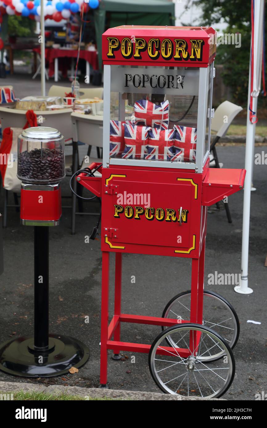 Popcorn Cart e Anice Ball Machine a Street Party festeggia la Regina Elisabetta II Platinum Jubilee Surrey Inghilterra Foto Stock