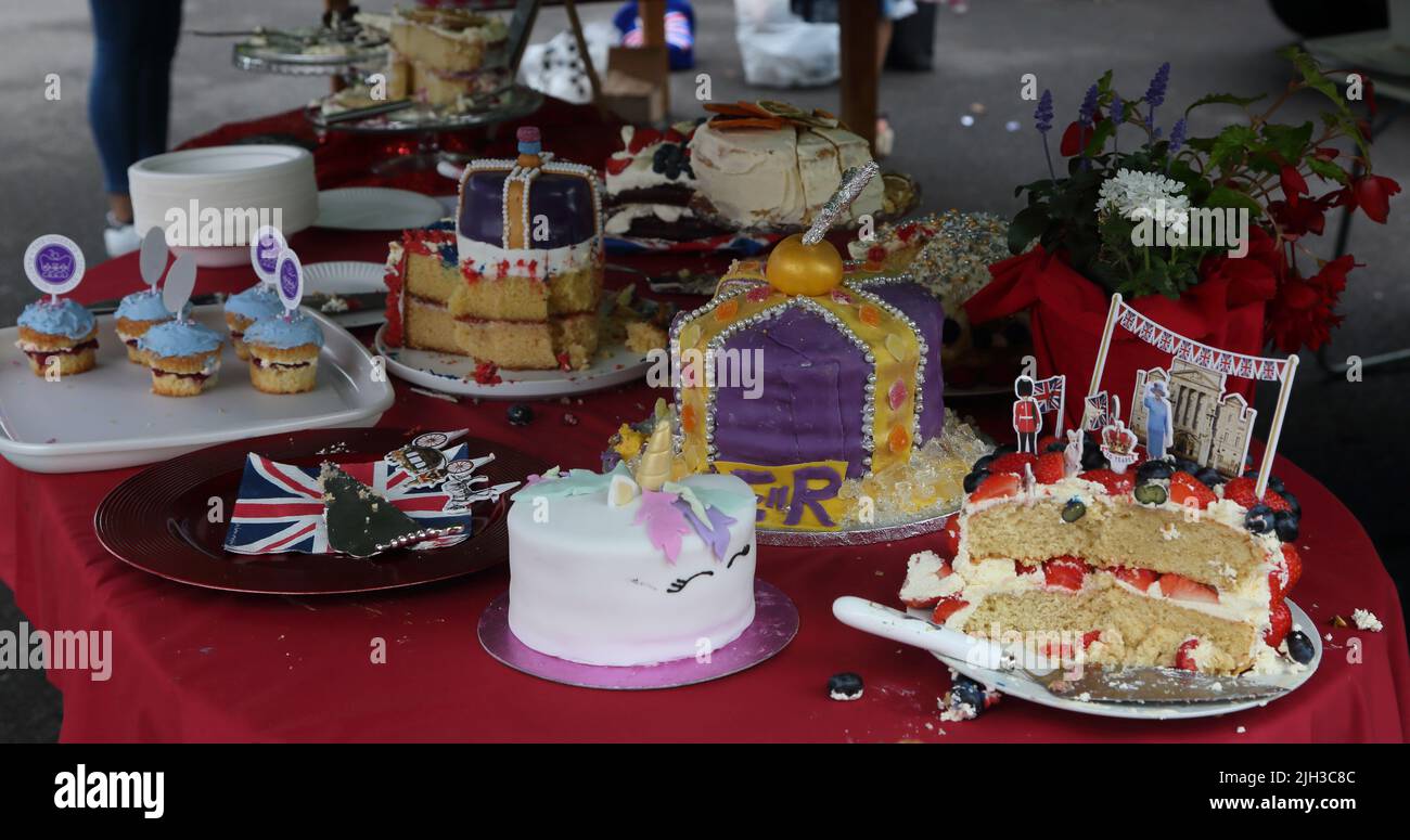 Torte fatte in casa al Street Party che celebra la Regina Elisabetta II Platinum Jubilee Surrey Inghilterra Foto Stock
