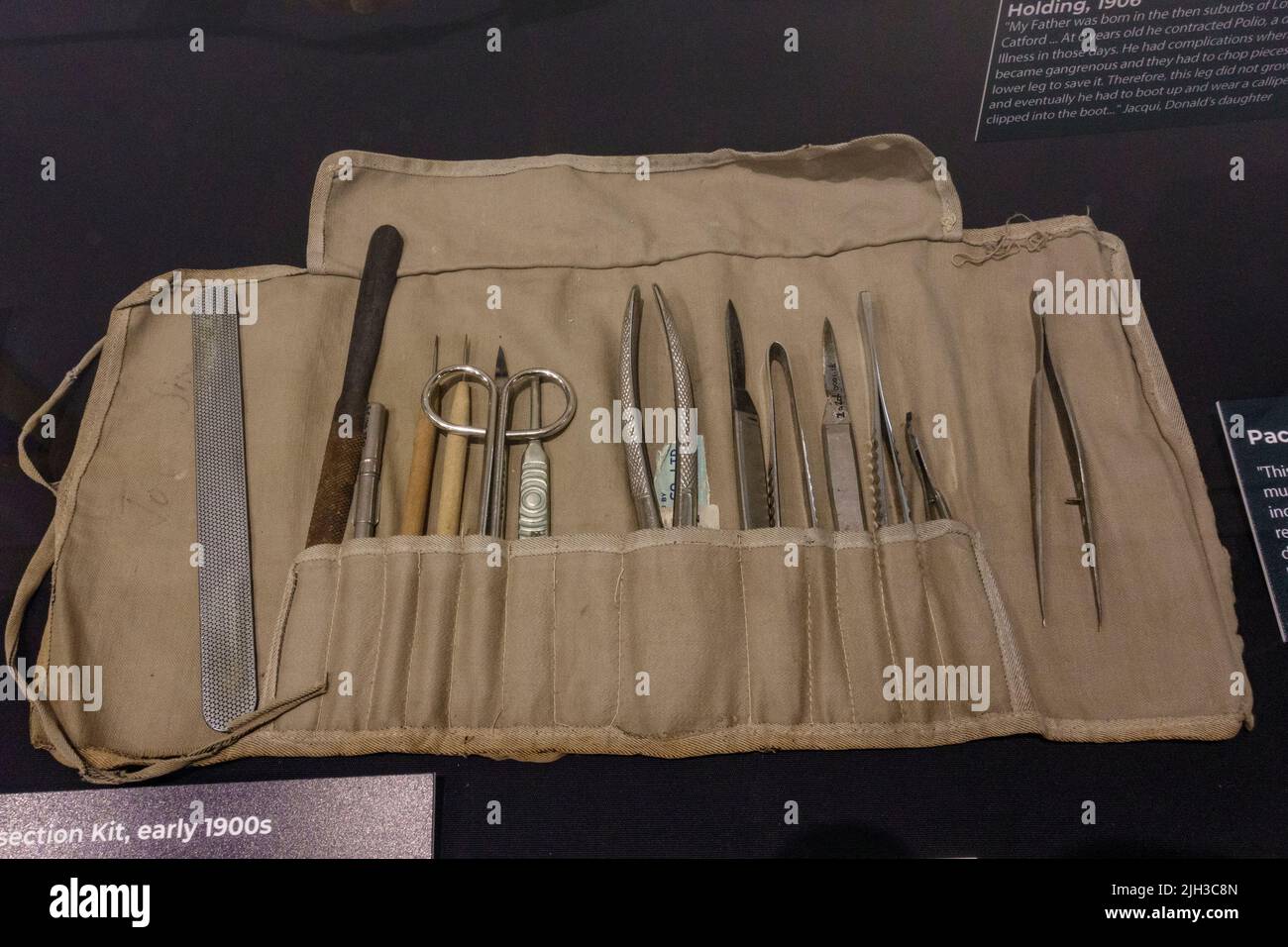 Un kit di dissezione (c 1900s) utilizzato da Jess Cawley in mostra al Thackray Museum of Medicine, Leeds, West Yorkshire, Regno Unito. Foto Stock