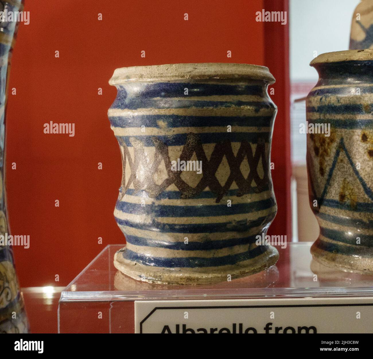 Un albarello, un tipo di vasetto di maiolica in terracotta (c1500-1600) utilizzato dalla mostra delle farmacie, Thackray Museum of Medicine, Leeds, West Yorkshire, Regno Unito. Foto Stock