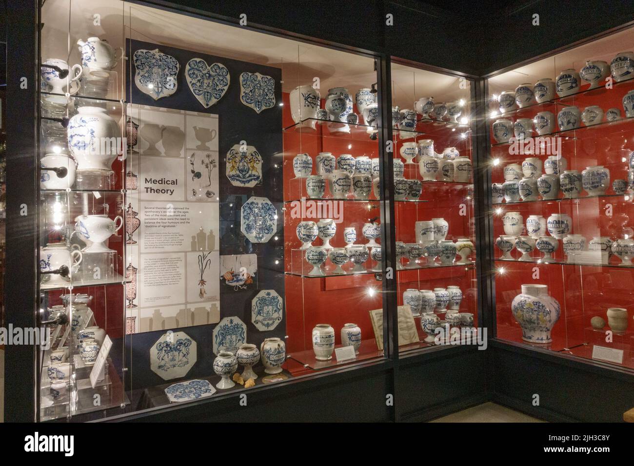 Vista generale della mostra di vasi di terracotta apotacaria nel Thackray Museum of Medicine, Leeds, West Yorkshire, Regno Unito. Foto Stock