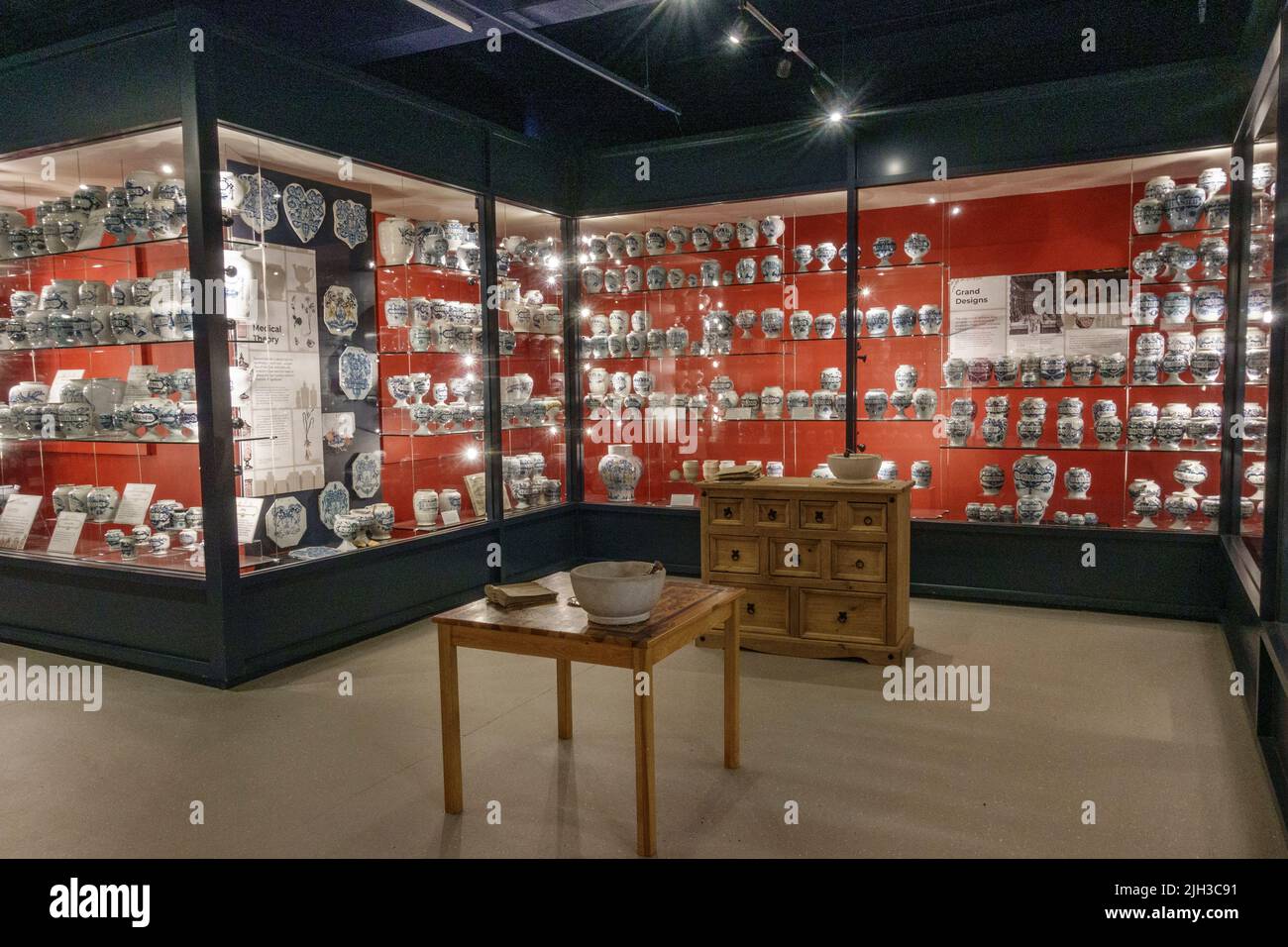 Vista generale della mostra di vasi di terracotta apotacaria nel Thackray Museum of Medicine, Leeds, West Yorkshire, Regno Unito. Foto Stock