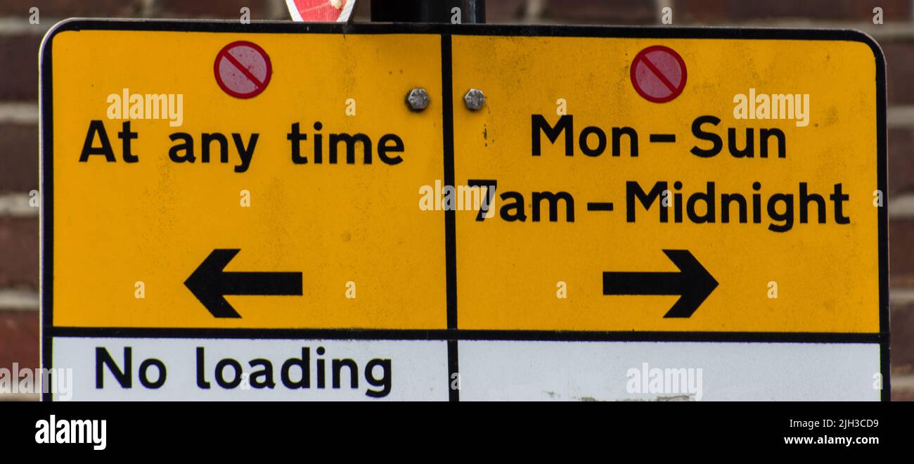 Cartello del traffico britannico Nessun parcheggio Nessun carico orari di parcheggio limitati Foto Stock