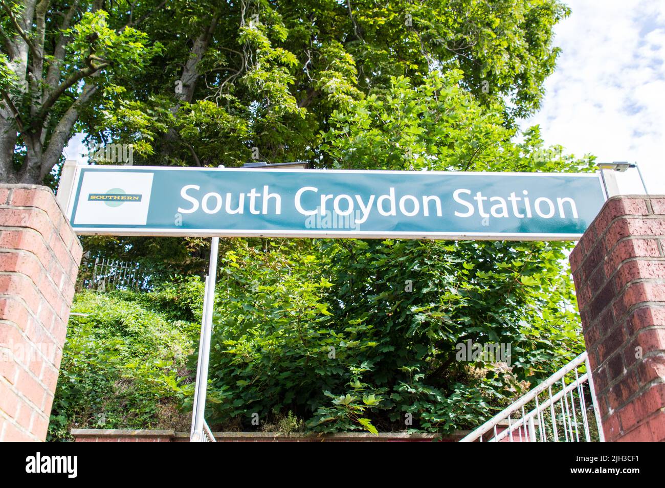 Stazione di South Croydon a bordo all'entrata laterale Foto Stock