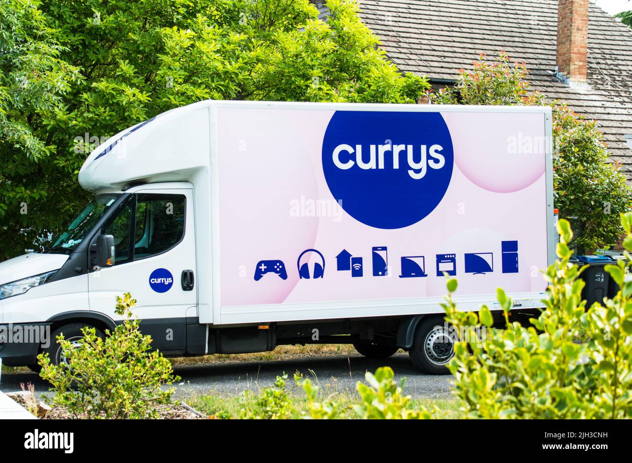Currys consegna furgone parcheggiato in una strada di casa Foto Stock Currys consegna furgone parcheggiato in una strada di casa Foto Stock