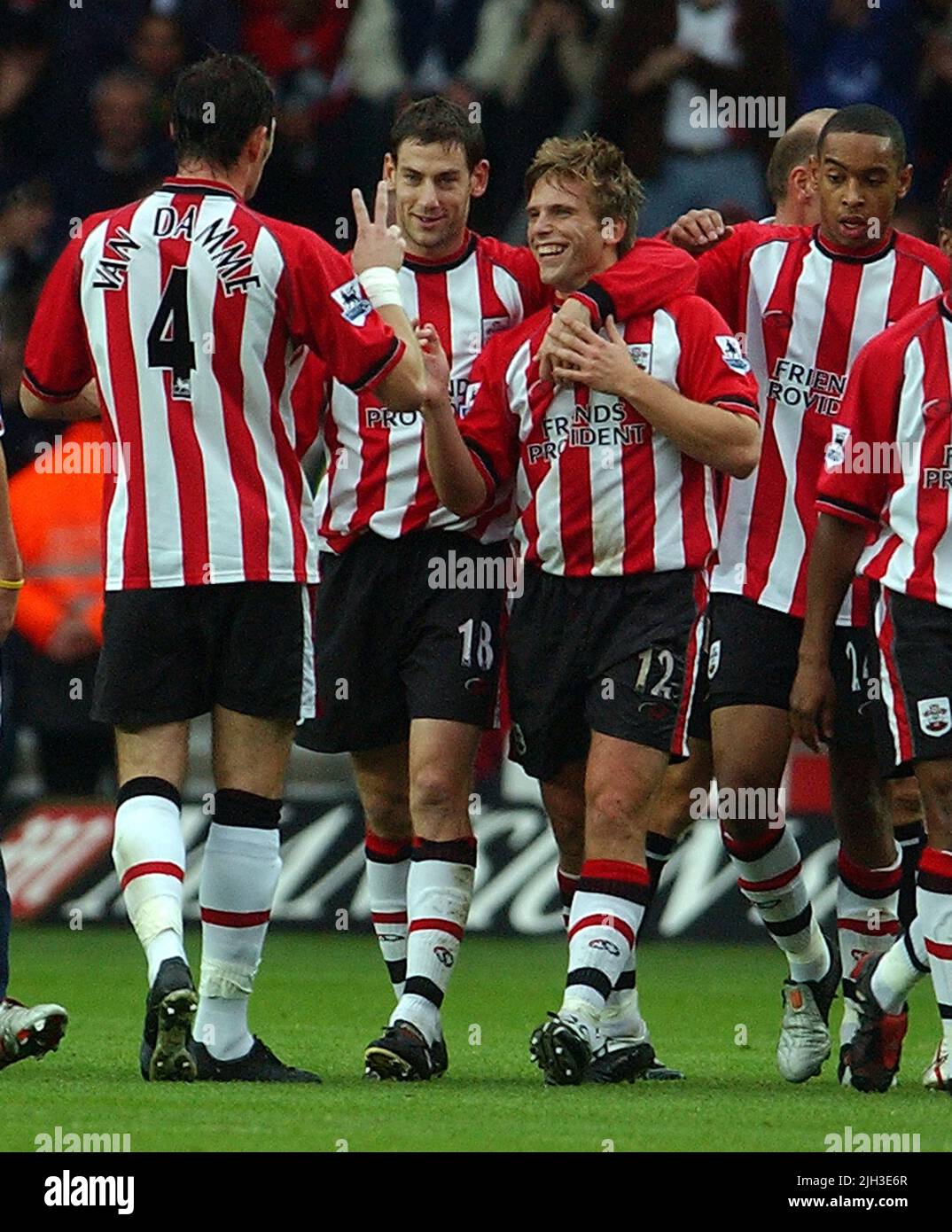 SOUTHAMPTON V WBA TWO GOAL ANDERS SVENSSON CELEBRA PIC MIKE WALKER, 2004 Foto Stock