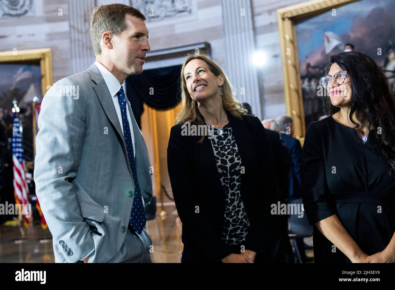 Washington DC, Stati Uniti. 14th luglio 2022. STATI UNITI - LUGLIO 14: Da sinistra, Rep. Conor Lamb, D-Pa., Rep. Mikie Sherrill, D-N.J., E Rep. Rashida Tlaib, D-Mar., parlare prima che i resti di Hershel Woodrow “Woody” Williams, l'ultima medaglia d'onore che ha ricevuto la seconda guerra mondiale a passare, sono stati in onore nel Campidoglio degli Stati Uniti Rotunda a Washington, DC, Giovedi, 14 luglio 2022. Williams, scomparso all'età di 98 anni, ha ricevuto il premio per l'azione nella battaglia di Iwo Jima. (Tom Williams/Pool/Sipa USA) Credit: Sipa USA/Alamy Live News Foto Stock