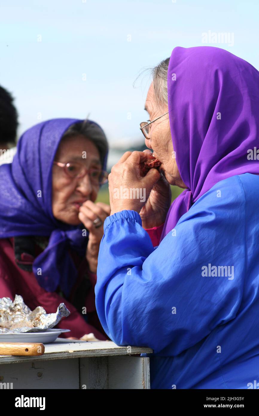 Donne indigene Dene anziane che indossano fazzoletti tradizionali, alla festa della comunità, nella comunità settentrionale di Deline, territori del nord-ovest, Canada Foto Stock