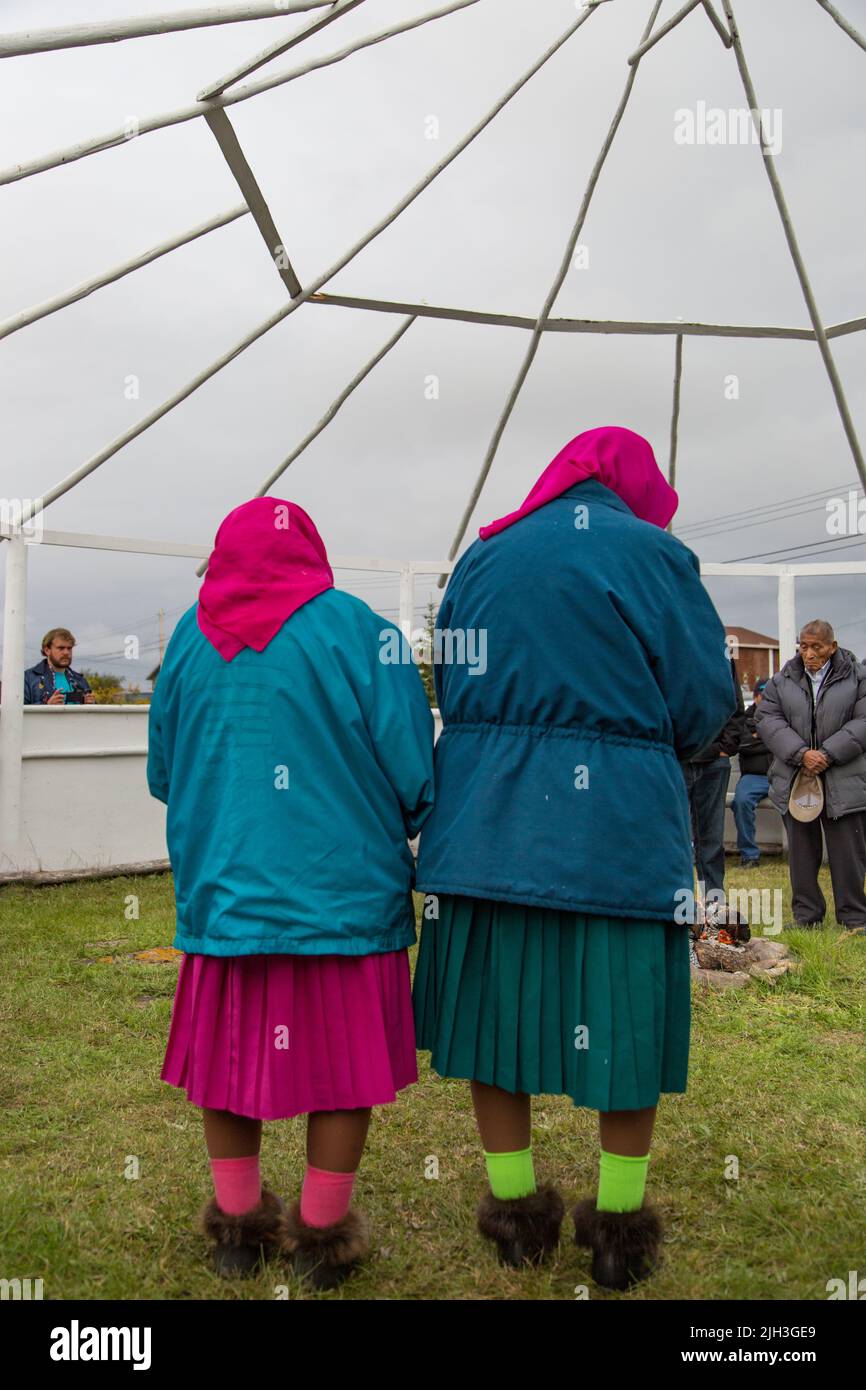 Due donne anziane di Dene alla cerimonia di alimentazione del fuoco, nella comunità settentrionale di Deline, territori nordoccidentali, Canada Foto Stock