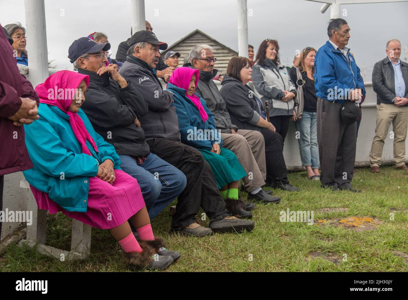 Gli anziani di Dene e altri ospiti alla cerimonia di alimentazione del fuoco, nella comunità indigena settentrionale di Deline, territori nordoccidentali, Canada Foto Stock