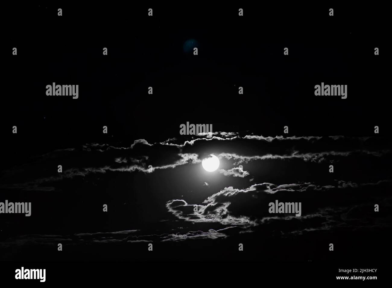 Chiaro di luna nella notte nera. Bagliore lunare. Cielo notturno. Paesaggio naturale. Orizzonte celeste. Bagliore lunare Foto Stock