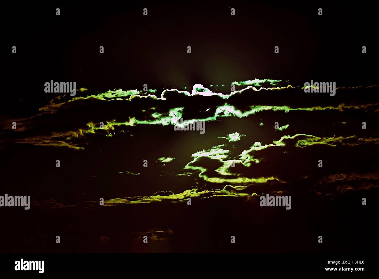 Panorama cielo scuro con nuvole, nebulosa e galassia con rumore e grano Foto Stock