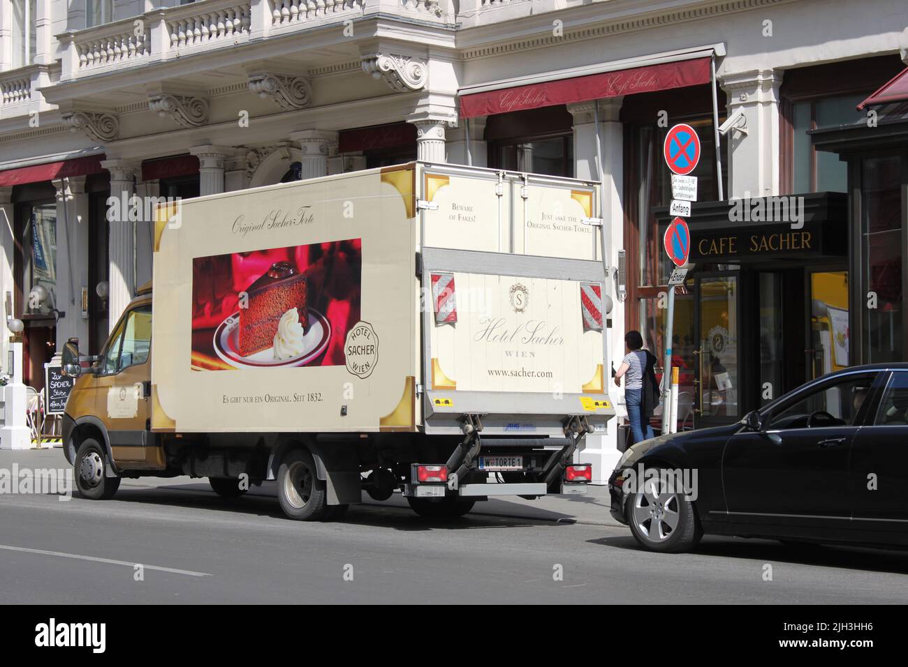 Vienna, Austria - 20 aprile 2012: Veicolo di consegna di marca vicino al famoso e popolare caffè Sacher Foto Stock