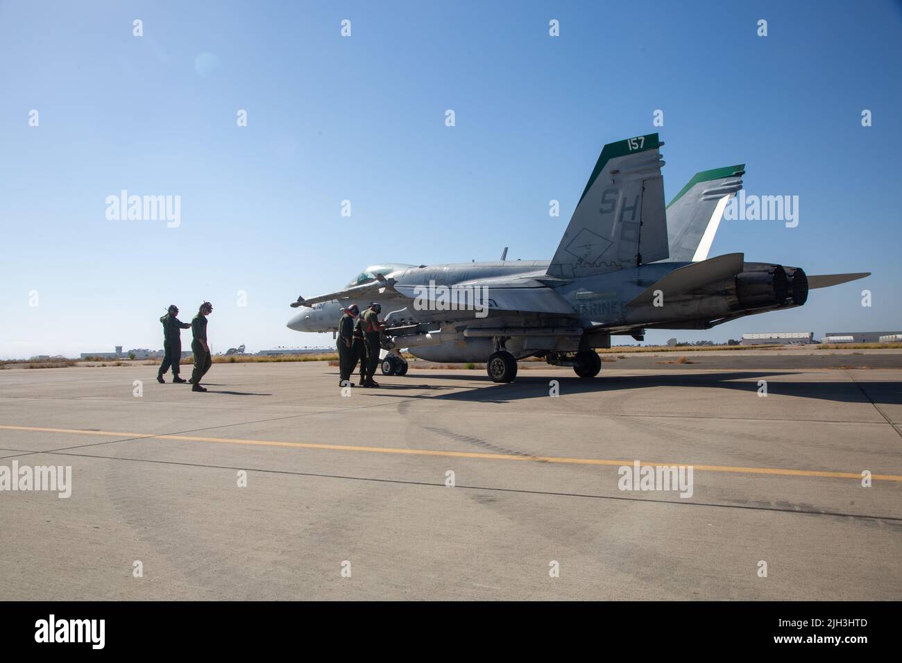 USA Marines con Marine Fighter Attack Training Squadron 101, Marine Aircraft Group 11, 3rd Maine Aircraft Wing (MAW), caricare un missile di addestramento in aria prigioniera CATM-84D Harpoon su un F/A-18C Hornet durante l'addestramento nell'area di carico di aerei da combattimento (CALA) sulla Marine Corps Air Station Miramar, California, 16 giugno 2022. Il CATM-84D è la variante di addestramento del missile guidato anti-nave AGM-84 Harpoon, una delle armi antinave più letali attualmente in campo. I Marines hanno utilizzato l'addestramento CALA per affinare la loro capacità di caricare ordigni e munizioni in tensione sugli aerei, il che assicura che 3rd MAW sia pronto Foto Stock