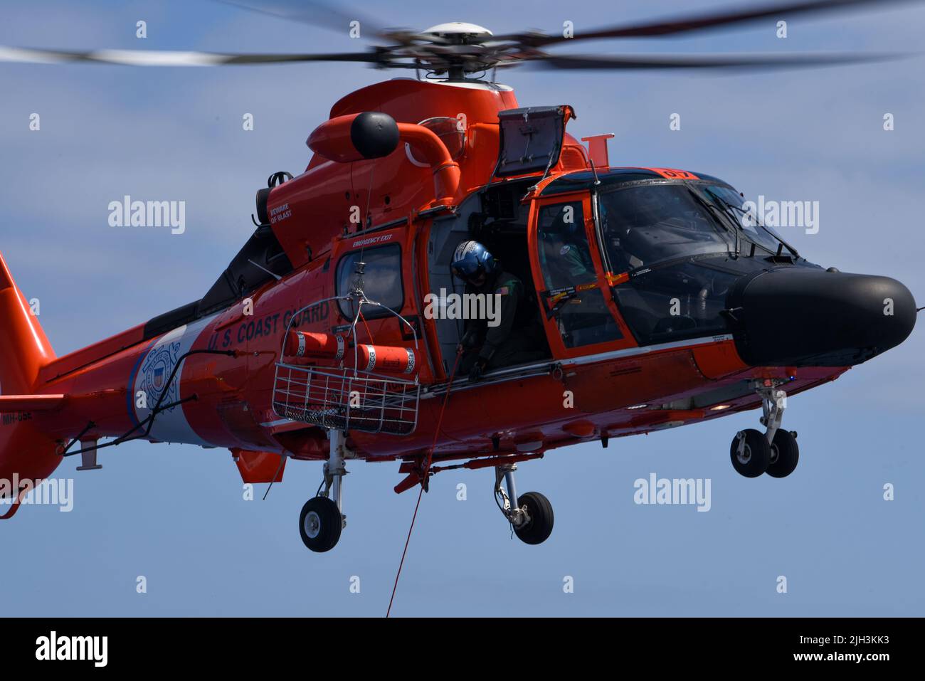 U.S. Coast Guard Petty Officer 2nd Class Taylor Anderson, un tecnico di manutenzione dell'aviazione assegnato alla Coast Guard Air Station di Houston, conduce l'addestramento del paranco con la famosa fresa a resistenza media USCGC Mohawk (WMEC 913) nell'Oceano Atlantico, 5 luglio 2022. USCGC Mohawk è in fase di dispiegamento nell'area delle operazioni U.S. Naval Forces Europe, impiegata dalla U.S. Sesta flotta per difendere gli interessi degli Stati Uniti, degli alleati e dei partner. (STATI UNITI Guardia costiera foto di Petty ufficiale 3rd Classe Jessica Fontenette) Foto Stock