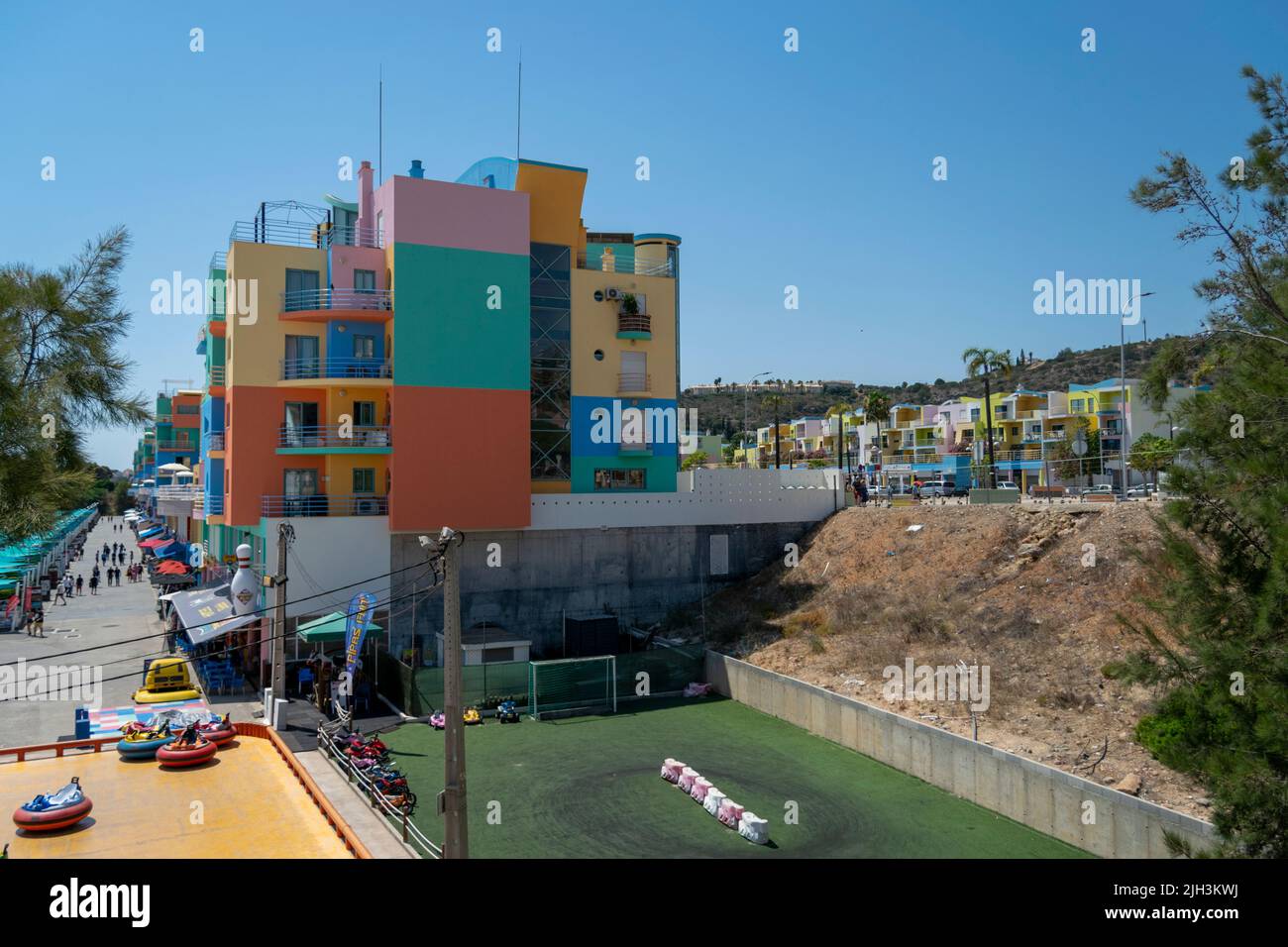 Architettura di Albufeira, Portogallo meridionale. Appartamenti Marina de Albufeira. Colori nel design urbano e nell'architettura. Arquitecto Português Tomás Taveira. Foto Stock