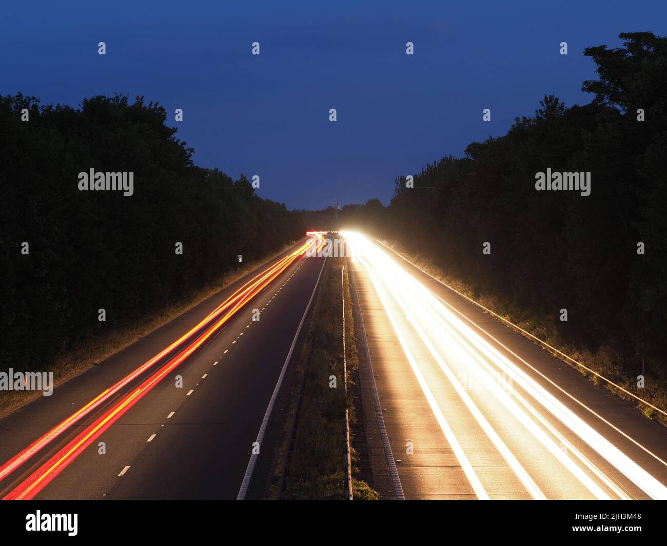 Bredgar, Kent, Regno Unito. 14th luglio 2022. Percorsi leggeri sull'autostrada M2 nel Kent visto questa sera da Bredgar nel Kent. Credit: James Bell/Alamy Live News Foto Stock