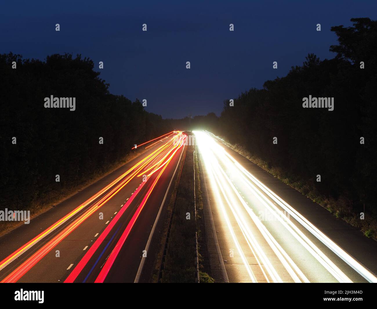 Bredgar, Kent, Regno Unito. 14th luglio 2022. Percorsi leggeri sull'autostrada M2 nel Kent visto questa sera da Bredgar nel Kent. Credit: James Bell/Alamy Live News Foto Stock