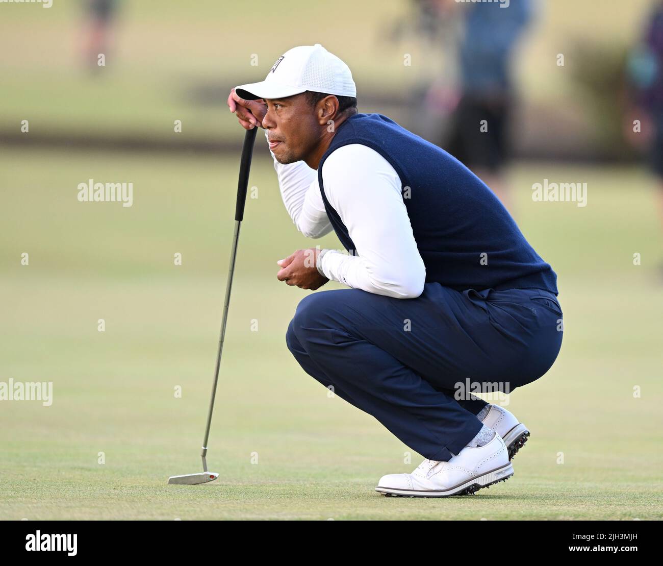 150th Open Golf Championships, St Andrews, luglio 14th 2022 Tiger Woods (USA) allinea il suo putt sul green 17th durante il primo round presso l'Old Course, St Andrews, Scozia. Credit: Ian Rutherford/Alamy Live News. Foto Stock