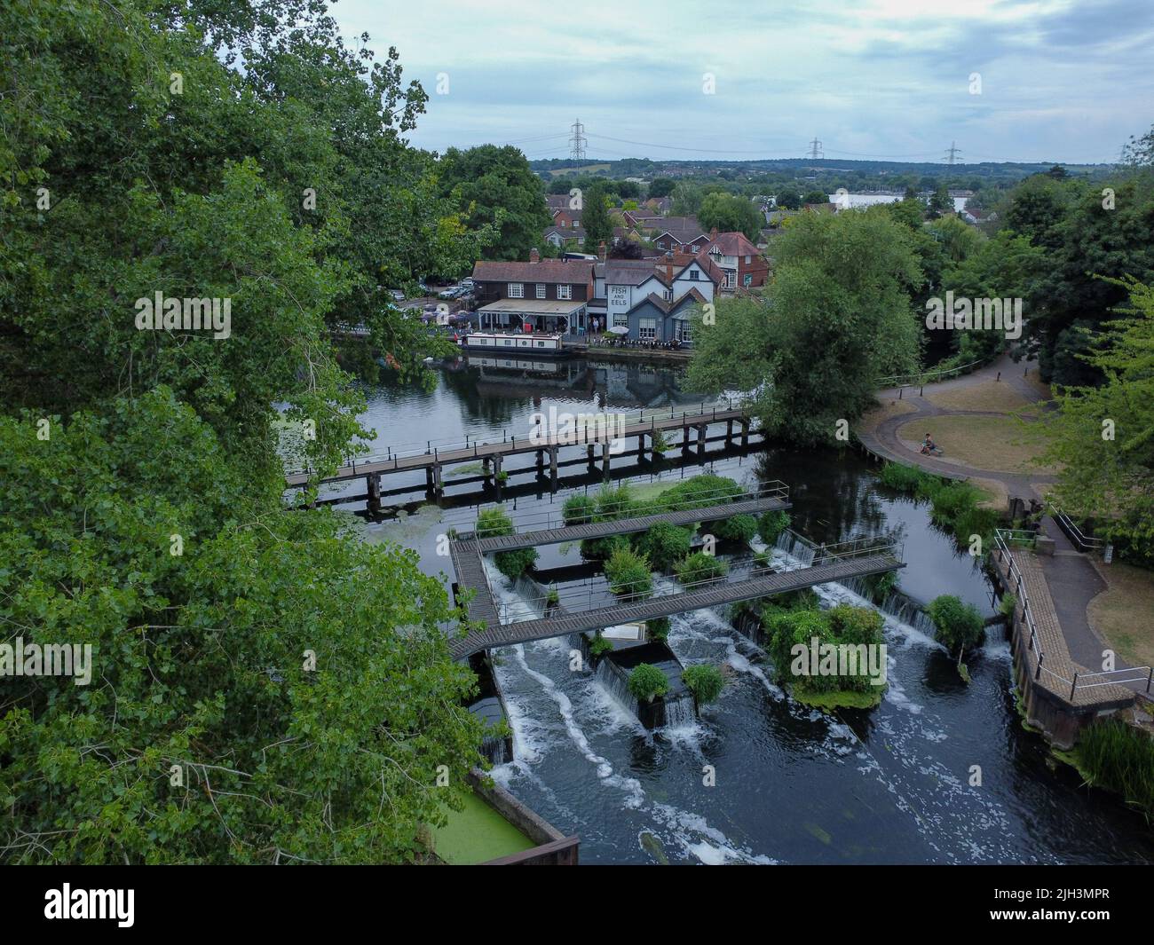 Vista aerea del pub e cascata lungo il fiume in Hoddesdon UK Foto Stock