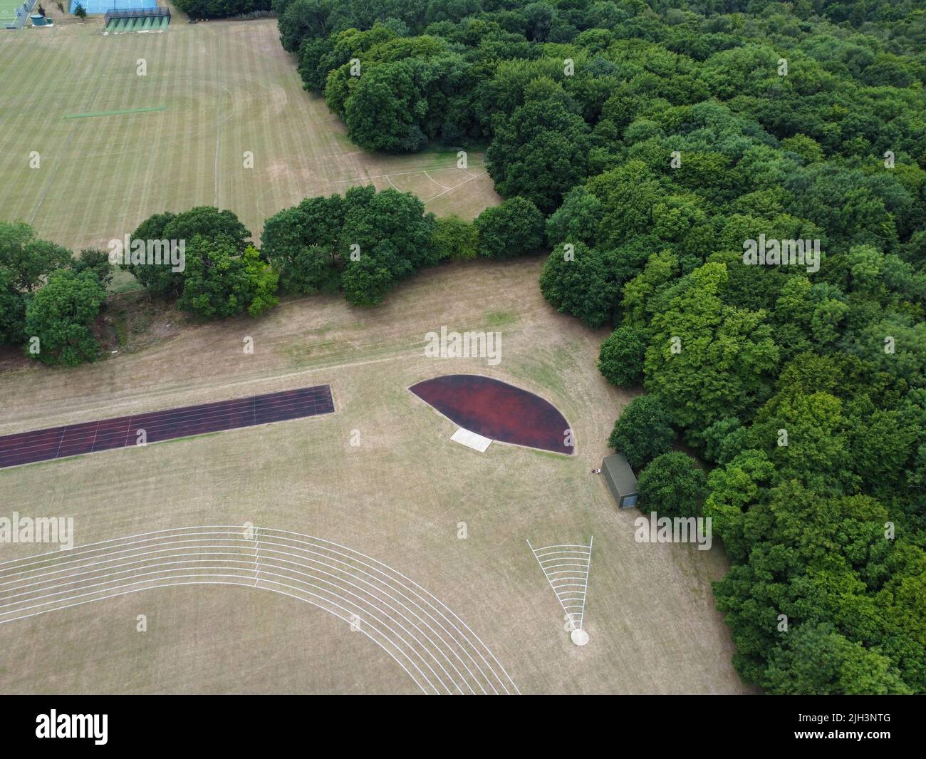 Vista aerea dei campi sportivi, Hertford Heath e Haileybury College sullo sfondo Foto Stock