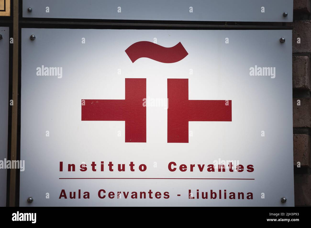 Foto dell'Instituto Cervantes di Lubiana, Slovenia, con il logo e l'icona dell'ambasciata spagnola. L'Istituto Cervantes è un istituto mondiale Foto Stock
