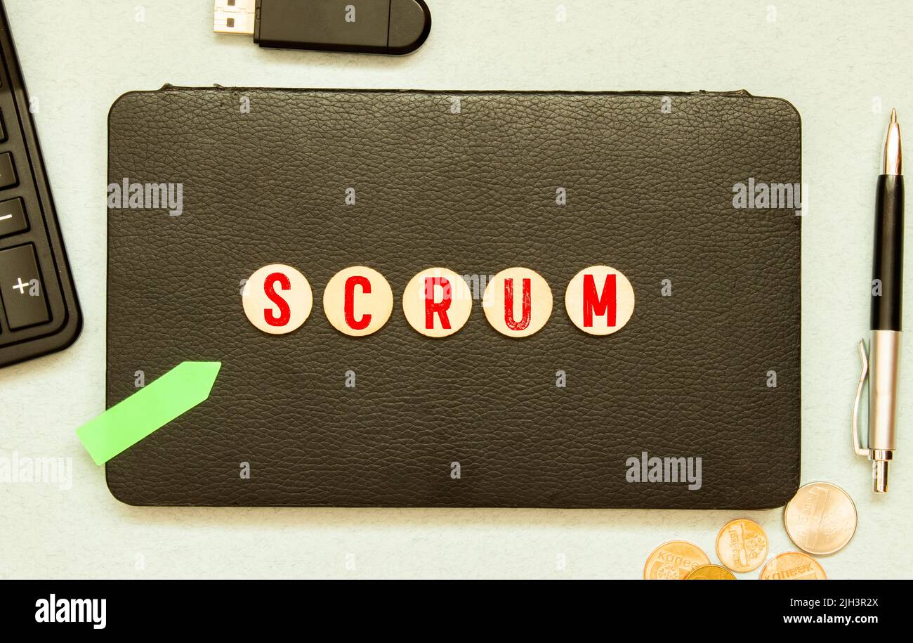 Lettera alfabetica piastrella bianca con parola scrum su sfondo di legno Foto Stock