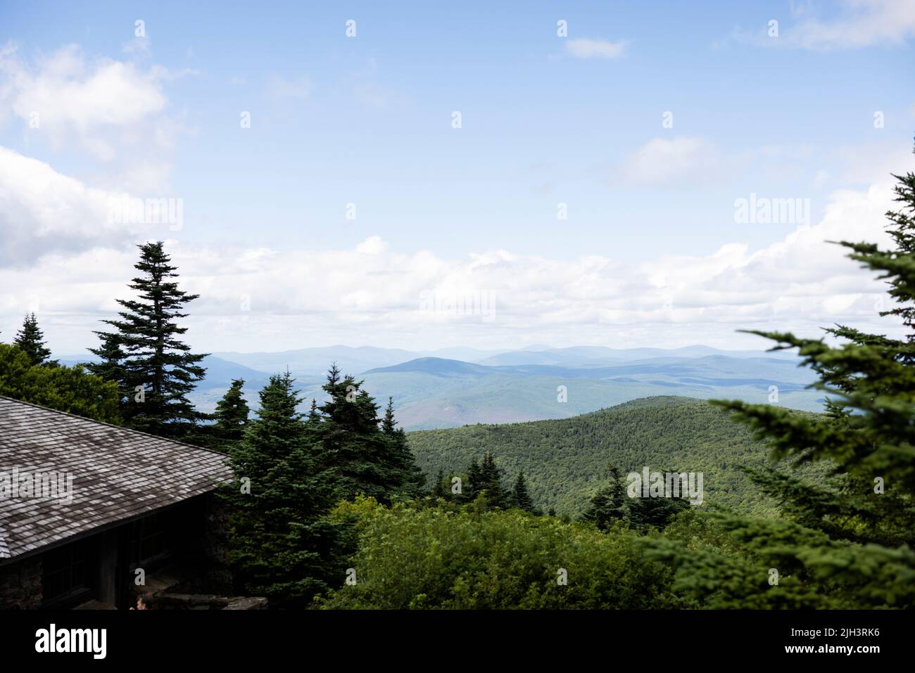 La vista dei Berkshires da Mount Greylock, la montagna più alta del Massachusetts, USA, in una giornata estiva. Foto Stock