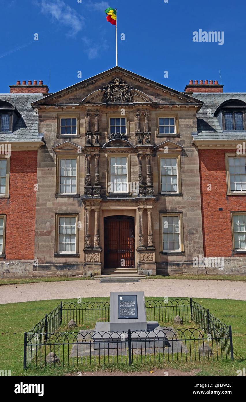 Woke National Trust rimozione della meridiana nera africana, di fronte a Dunham Massey Hall, mentre volano la bandiera etiope, Altrinchma, Cheshire, Inghilterra, Regno Unito Foto Stock
