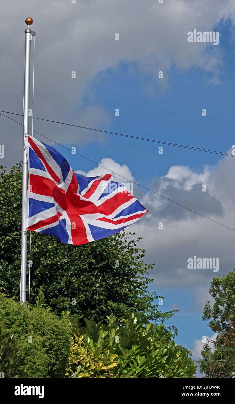 Bandiera britannica che vola a metà albero, indicando che un collega è scomparso, in una legione britannica / ex-Servicemans Club, Grappenhall, Warrington, Regno Unito Foto Stock