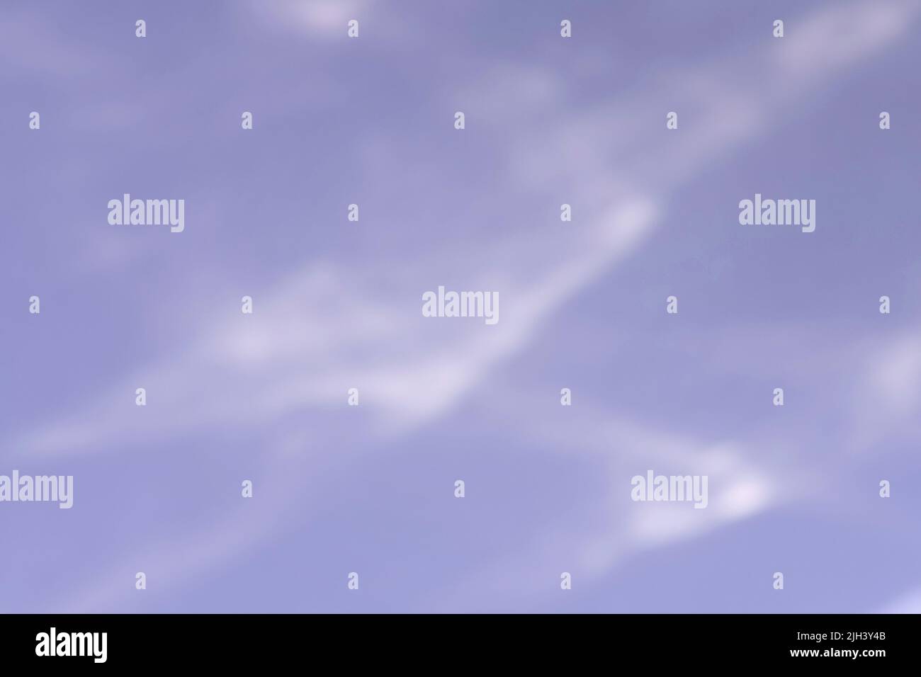 Effetto caustico rifrazione della luce sulla parete lilla sovrapposizione foto mockup, raggi solari sfocati rifrazione attraverso il prisma di vetro con ombra. Astratto naturale Foto Stock