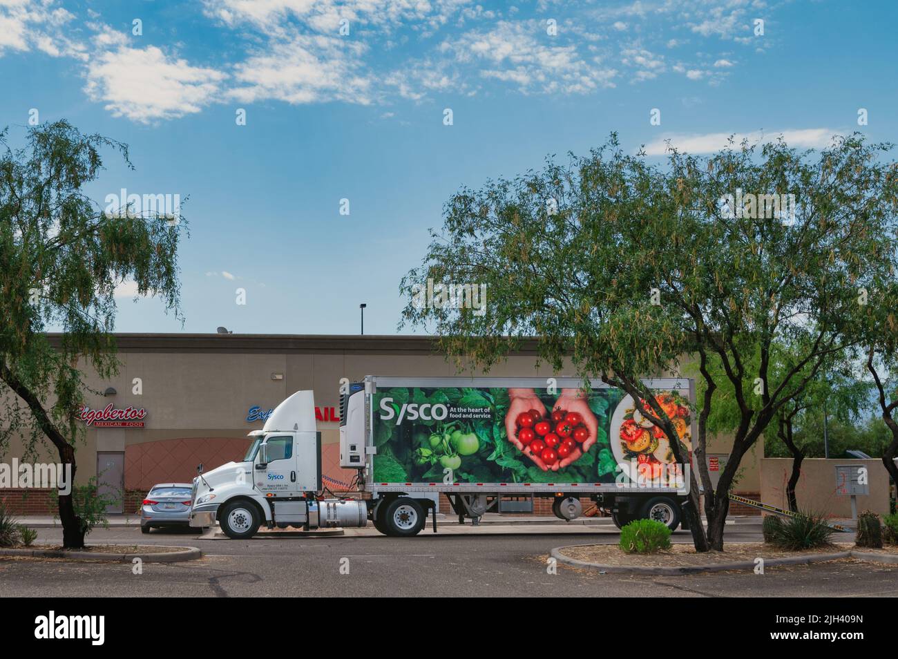 Un camion Sysco parcheggiato nel centro commerciale. Foto Stock