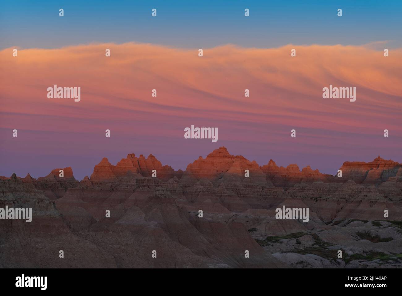 Una vista di un tramonto lungo il Door Trail al Badlands National Park nel South Dakota. Foto Stock