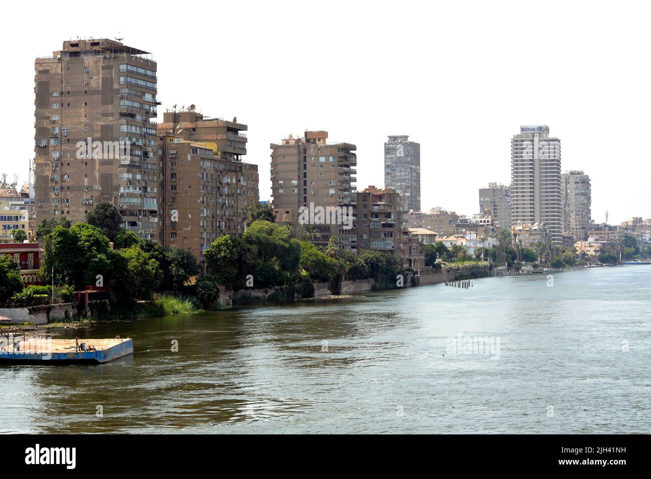 Cairo, Egitto, 10 2022 luglio: Il fiume Nilo che attraversa la città del Cairo, il Nilo è un fiume principale che scorre a nord nell'Africa nord-orientale che scorre in Foto Stock