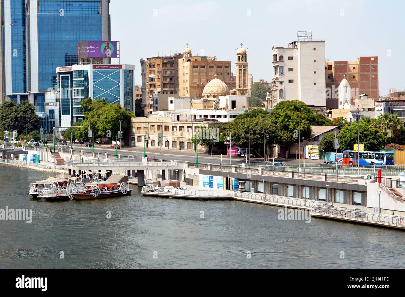 Cairo, Egitto, luglio 10 2022: La passeggiata del popolo egiziano Cairo progetto di sviluppo lungo il Nilo Corniche rimuovere incrostazioni sul fiume su due livelli Foto Stock