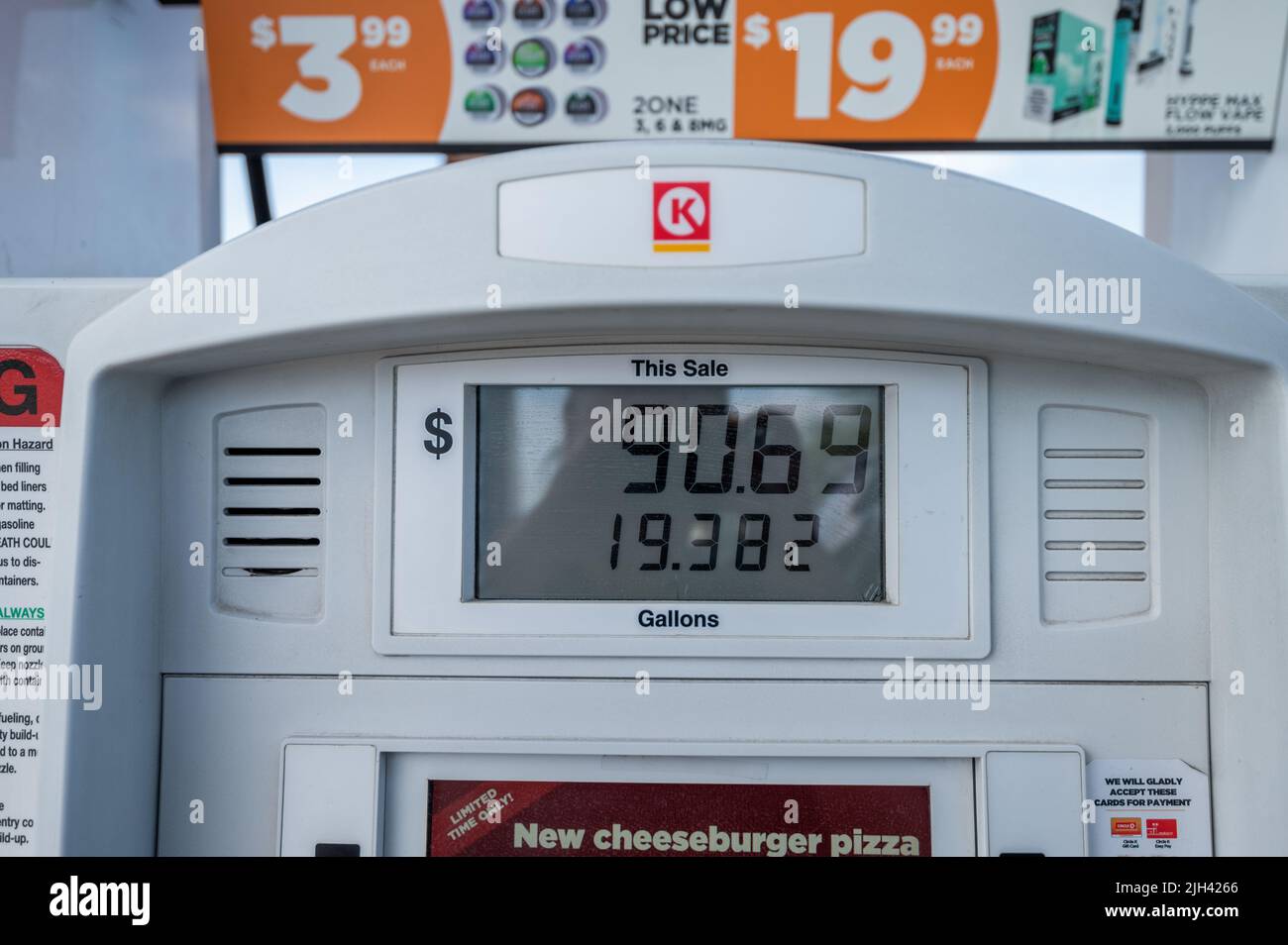 Aumento del prezzo della benzina. Dolore alla pompa. Inflazione, aumento del costo del carburante, concetto di crisi energetica. Foto Stock