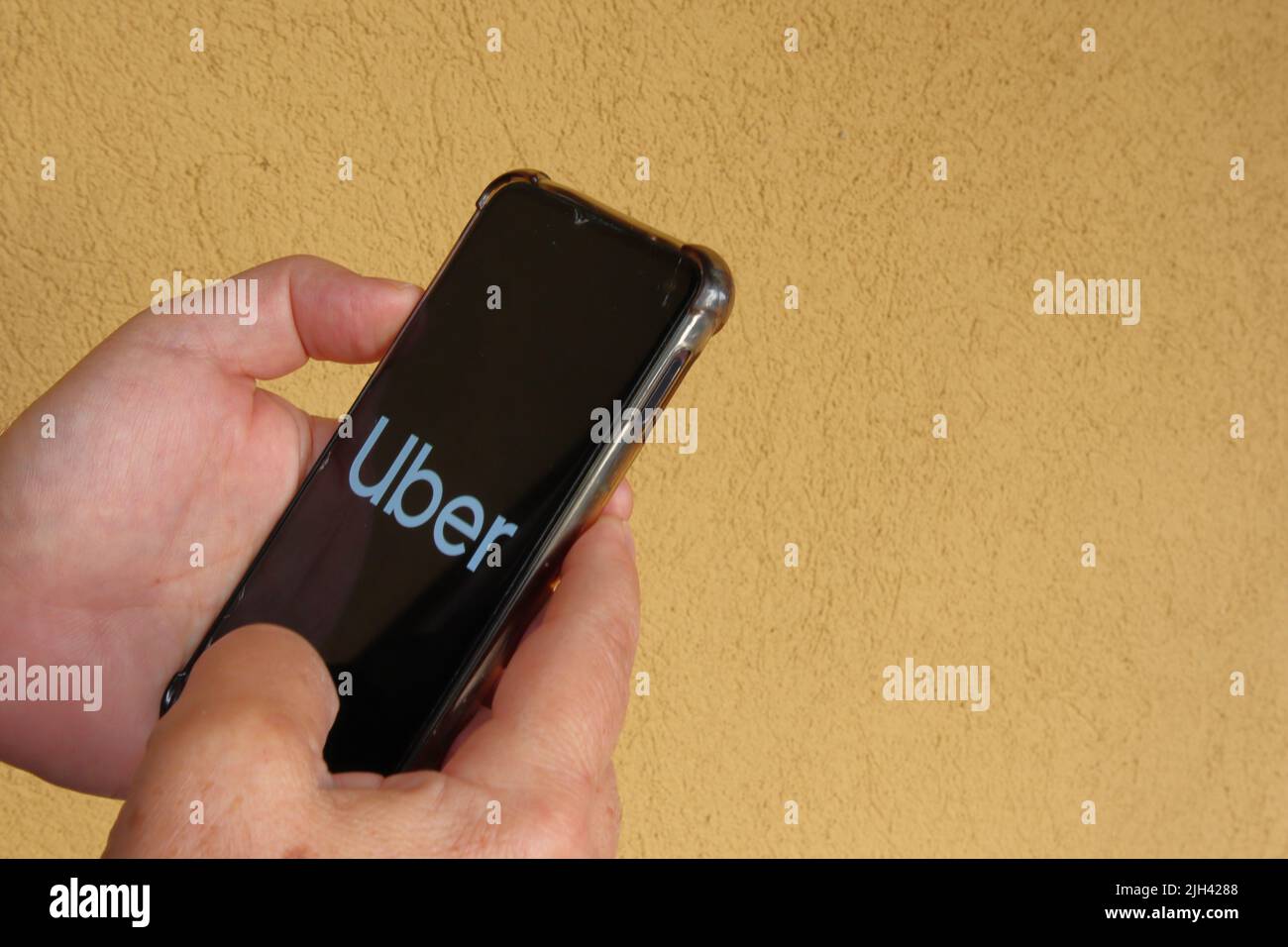 Taubate, SP, Brasile - Luglio 07 2022: Mani che tengono smartphone con il logo UER sullo schermo Foto Stock
