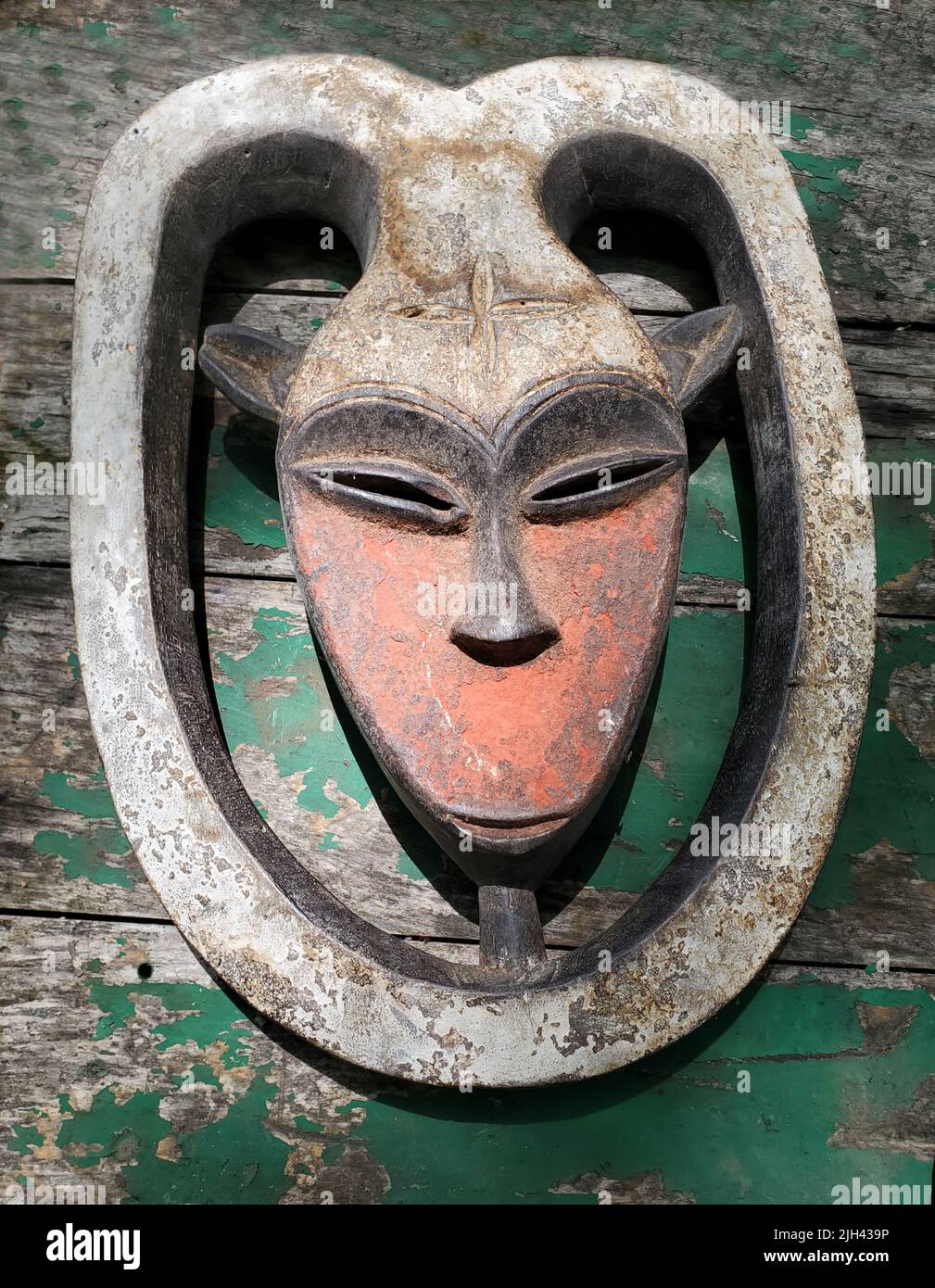 maschera africana intagliata e tagliata in legno Foto Stock