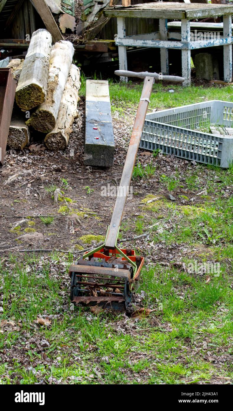 questo coltivatore d'epoca e timone è stato utilizzato per arare a mano giardini e aiuole di fiori Foto Stock