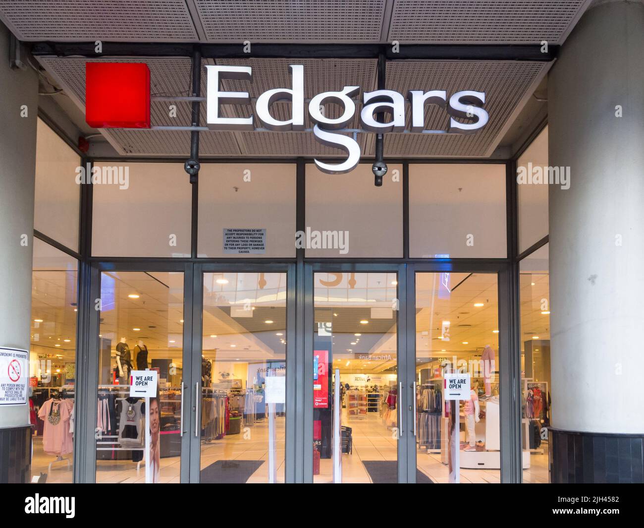 Negozio Edgars o negozio vetrata e porte chiuse presso il rivenditore commerciale a Città del Capo, Sud Africa Foto Stock