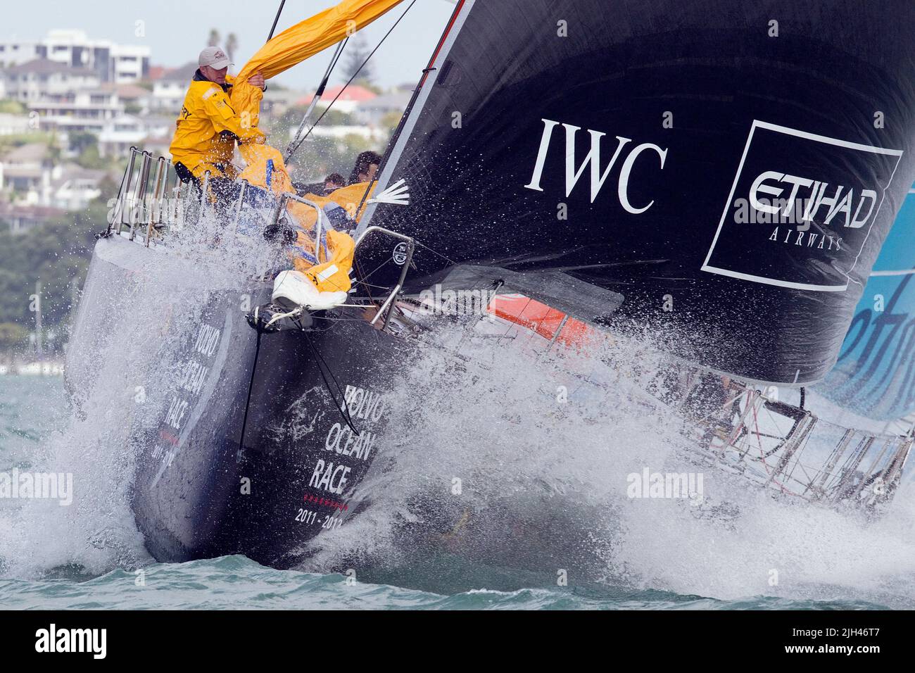 Abu Dhabi Ocean Racing bowman Justin Slattery al lavoro come il team gareggia nella gara di porto come parte della Volvo Ocean Race, Auckland, Nuova Zelanda, Foto Stock