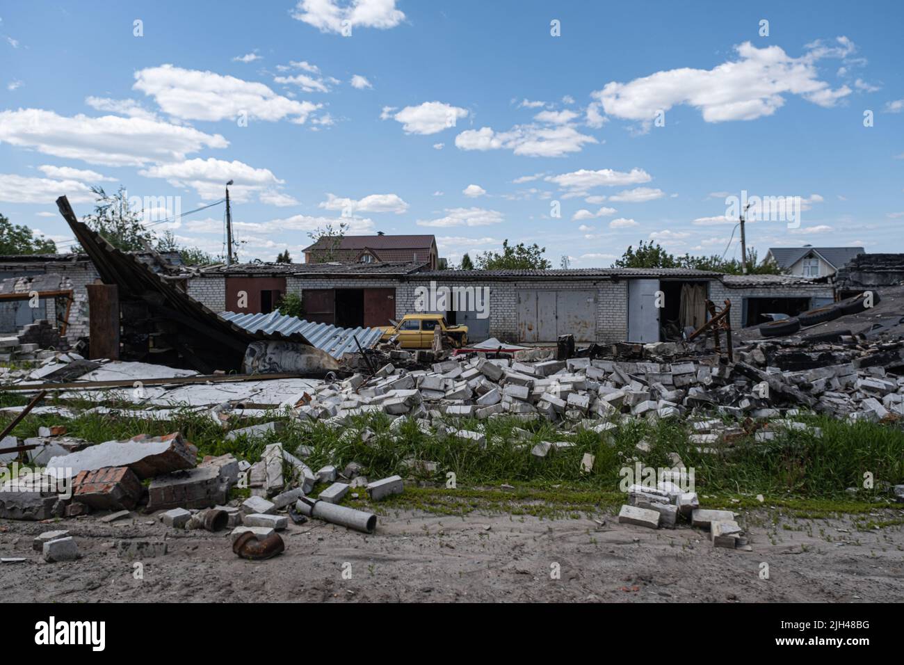 Guerra in Ucraina 2022. Distrutti, bombardati e bruciati edifici residenziali dopo i missili russi a Kharkiv Ucraina. Aggressione russa, conflitto Foto Stock