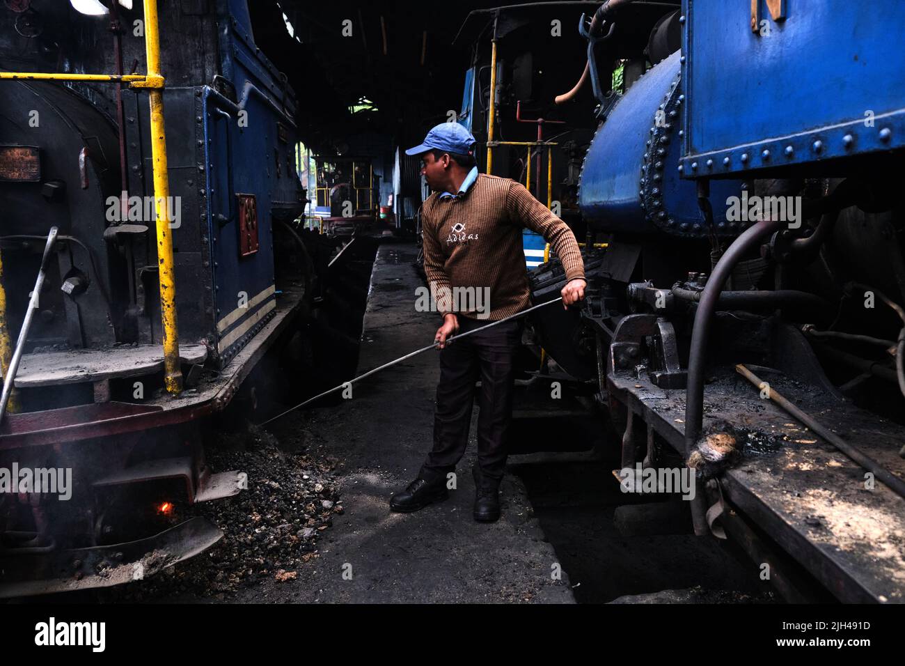 DARJEELING, INDIA - 22 GIUGNO 2022, primo piano dettaglio del treno giocattolo del motore a vapore di Darjeeling Himalayan ferrovia alla stazione, Darjeeling Himalayan ferrovia Foto Stock