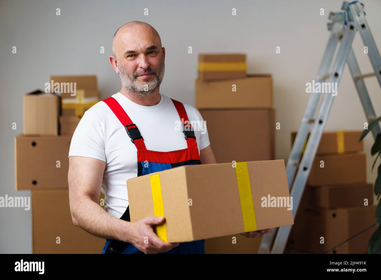 Uomo di mezza età in uniforme custodia di cartone, ritratto Foto Stock