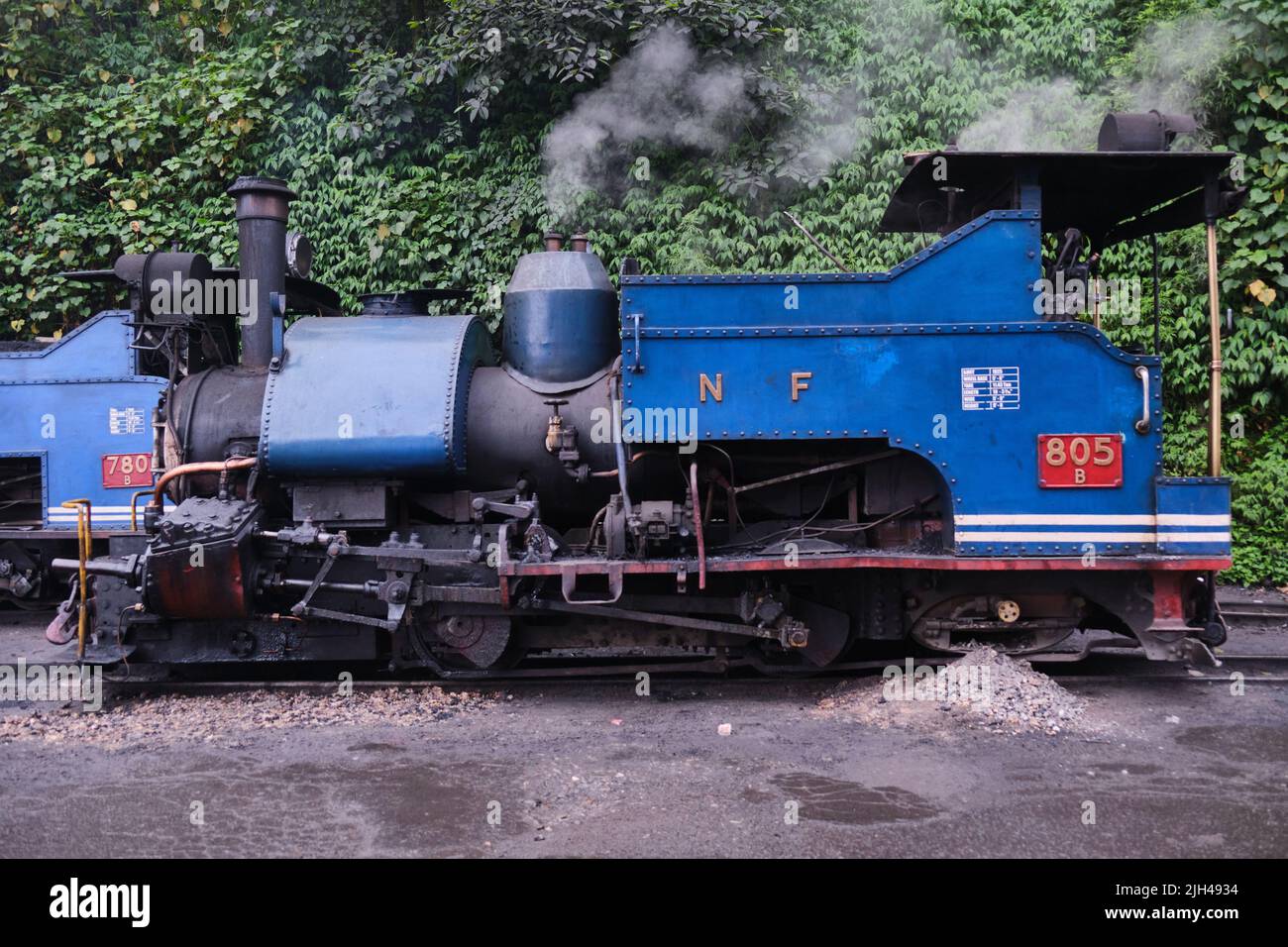 DARJEELING, INDIA - 22 GIUGNO 2022, primo piano dettaglio del treno giocattolo del motore a vapore di Darjeeling Himalayan ferrovia alla stazione, Darjeeling Himalayan ferrovia Foto Stock