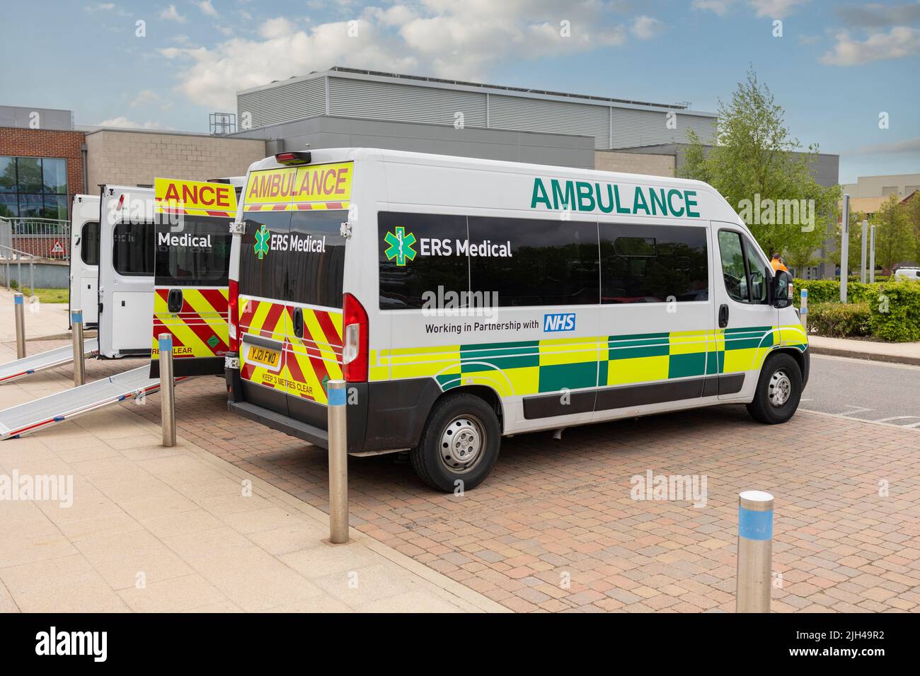 Newcastle-under-Lyme, Staffordshire-regno unito Aprile, 14, 2022 veicoli ambulanza nel reparto di emergenza (A&e) presso il Royal Stoke Hospital Foto Stock