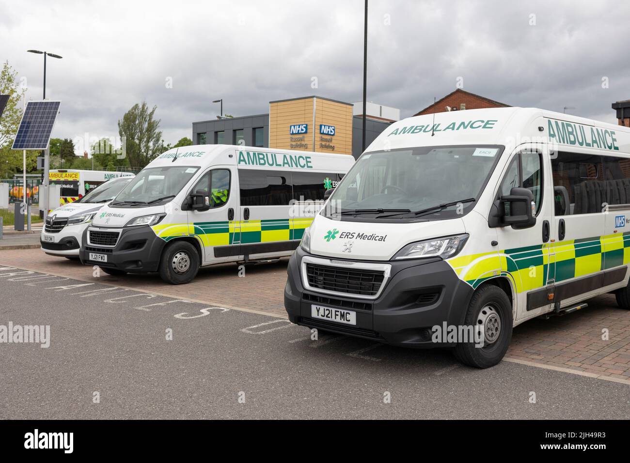 Newcastle-under-Lyme, Staffordshire-regno unito Aprile, 14, 2022 veicoli ambulanza nel reparto di emergenza (A&e) presso il Royal Stoke Hospital Foto Stock