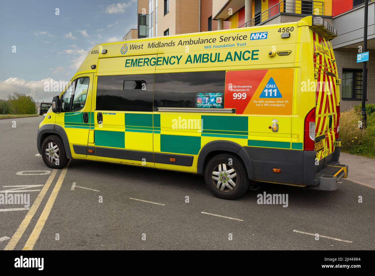 Newcastle-under-Lyme, Staffordshire-regno unito Aprile, 14, 2022 veicoli ambulanza nel reparto di emergenza (A&e) presso il Royal Stoke Hospital Foto Stock